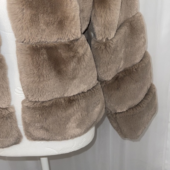 New with tag. Fashion Nova faux fur Jacket Coat. Size Small. - Picture 4 of 9